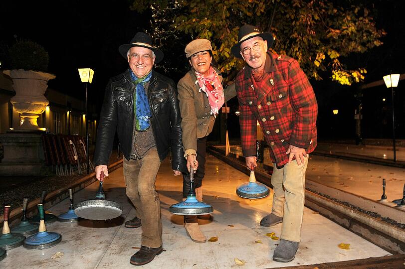 Dr. Axel Munz, Otto Retzer und Frau Shirley bei der 7. Angermaier Eisstock-WM in Tracht im Biergarten des Park Café München in München am 19.11.2013.