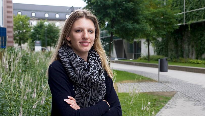 Jacqueline Hart (20), Auszubildende: "Wenn Frauen etwas lernen wollen, setzen sie sich hin und beißen sich durch. Männer sehen gerade das Lernen gelassener, nach dem Motto: Wenn’s keinen Spaß bringt, dann lass ich’s eben. Dass Frauen intelligenter sind, liegt auch an der Erziehung: Männern werden oft im Kindesalter von der Mutter Sachen abgenommen. Frauen sind schneller, weniger verhätschelt, müssen früher auf eigenen Beinen stehen. Das äußert sich dann auch im Intelligenzquotienten." Jacqueline Hart (20), Auszubildende: "Wenn Frauen etwas lernen wollen, setzen sie sich hin und beißen sich durch. Männer sehen gerade das Lernen gelassener, nach dem Motto: Wenn’s keinen Spaß bringt, dann lass ich’s eben. Dass Frauen intelligenter sind, liegt auch an der Erziehung: Männern werden oft im Kindesalter von der Mutter Sachen abgenommen. Frauen sind schneller, weniger verhätschelt, müssen früher auf eigenen Beinen stehen. Das äußert sich dann auch im Intelligenzquotienten."