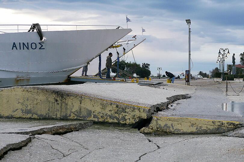 Nach mehreren Erdbeben sind Gebäude und Straßen auf der griechischen Insel Kefalonia stark beschädigt.