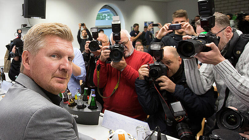 Medienrummel in Paderborn: Stefan Effenberg bei seiner Vorstellung. Medienrummel in Paderborn: Stefan Effenberg bei seiner Vorstellung.