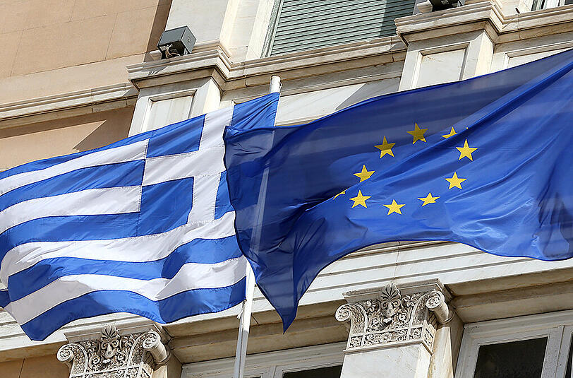 Die griechische und die EU-Flagge vor dem Parlamentsgebäude in Athen. Noch ist das Drama um die Schuldenlast des Landes nicht beendet. Foto: Wolfgang Kumm