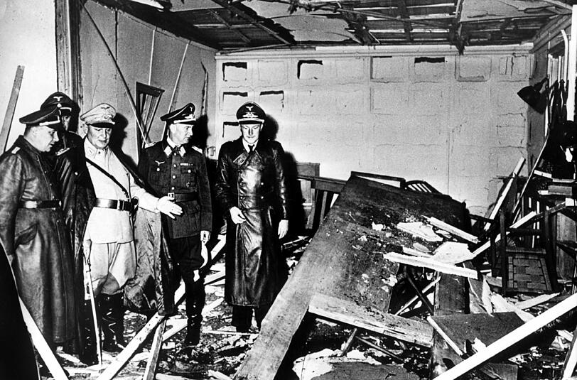Hermann Göring und Martin Bormann (l.) im zerstörten Führerhauptquartier, wo Oberst Stauffenberg eine Sprengladung gezündet hatte.