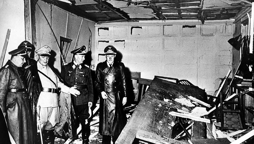Hermann Göring und Martin Bormann (l.) im zerstörten Führerhauptquartier, wo Oberst Stauffenberg eine Sprengladung gezündet hatte.