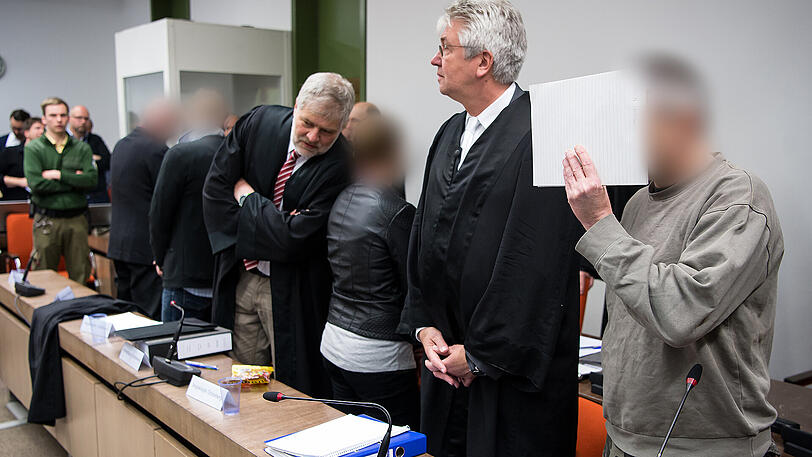 Die wegen Bildung einer terroristischen Vereinigung und Vorbereitung eines Sprengstoffanschlags Angeklagten beim Prozessauftakt.