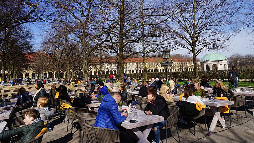 Bei strahlendem Sonnenschein und milden Temperaturen hat am Freitag der Tambosi-Biergarten eröffnet. Die Bilder.