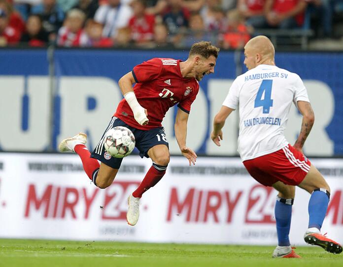Leon Goretzka hebt ab - rechts Rick van Drongelen vom Hamburger SV.