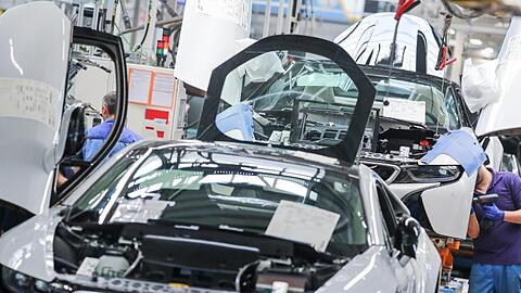 Mitarbeiter im BMW-Werk Leipzig arbeiten in der Montage des i8.