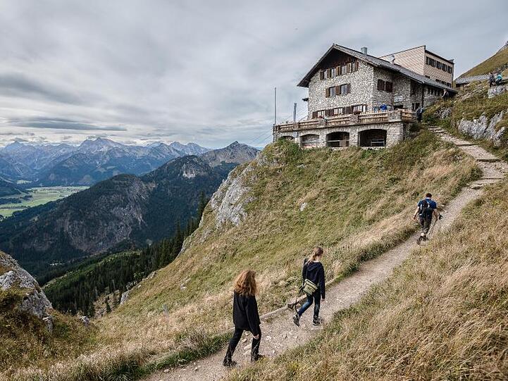 Wanderer gehen zur Bad Kissinger Hütte des Deutschen Alpenvereins (DAV). Foto: Nicolas Armer/dpa/Archivbild