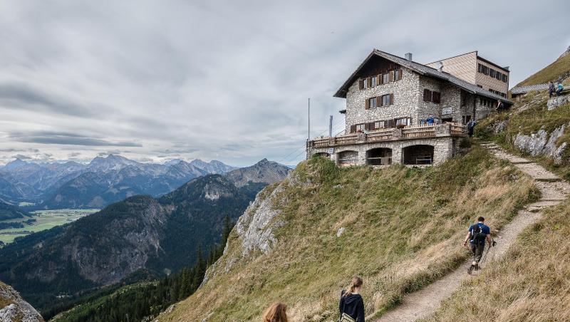 Wanderer gehen zur Bad Kissinger Hütte des Deutschen Alpenvereins (DAV). Foto: Nicolas Armer/dpa/Archivbild Wanderer gehen zur Bad Kissinger Hütte des Deutschen Alpenvereins (DAV). Foto: Nicolas Armer/dpa/Archivbild