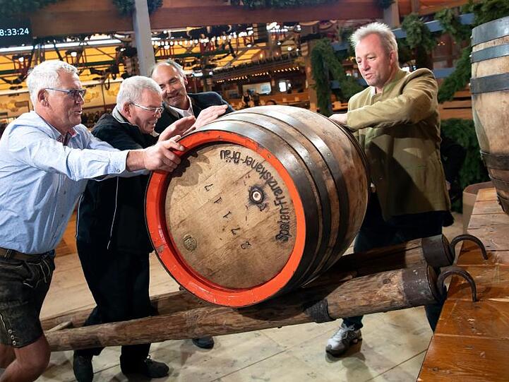 Auftakt zum Oktoberfest. Mitarbeiter bringen das Bierfass, welches um 12 Uhr vom Oberbürgermeister der Stadt München zur Eröffnung angestochen wird.