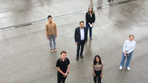 Gruppenbild mit Minister: Die Schülerrichter stellen sich zum Foto im Schulhof des Erasmus-Grasser-Gymnasiums auf.