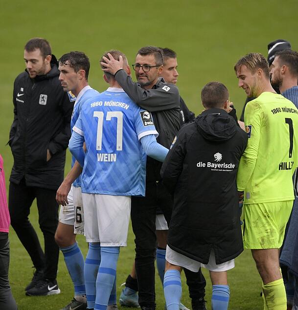 Wein-Fan: Trainer Michael Köllner und sein Schützling.
