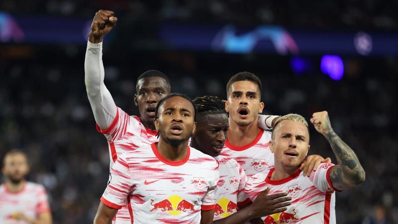 Die Profis von RB Leipzig feiern den zwischzeitlichen Ausgleichstreffer. Die Profis von RB Leipzig feiern den zwischzeitlichen Ausgleichstreffer.