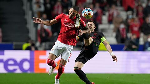 Gilberto (l) von Benfica Lissabon und Dusan Tadic von Ajax Amsterdam kämpfen um den Ball.