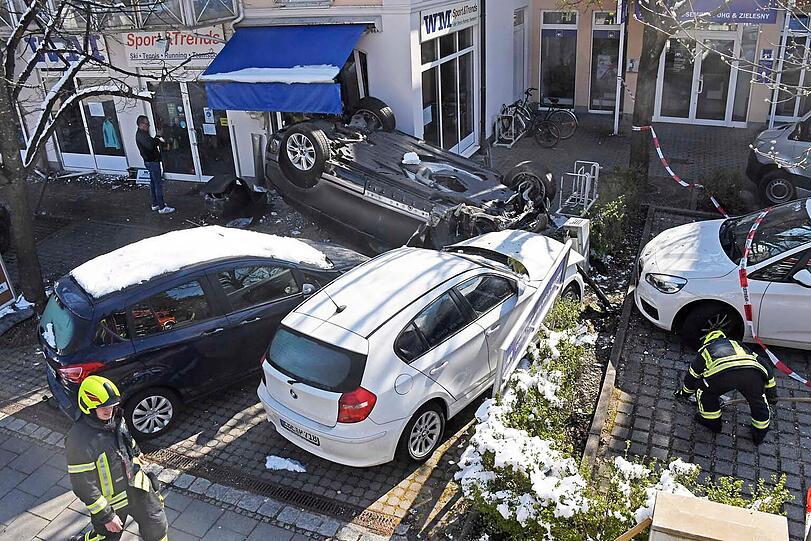 Der Range Rover hinterlässt eine Spur der Verwüstung in Vaterstetten.