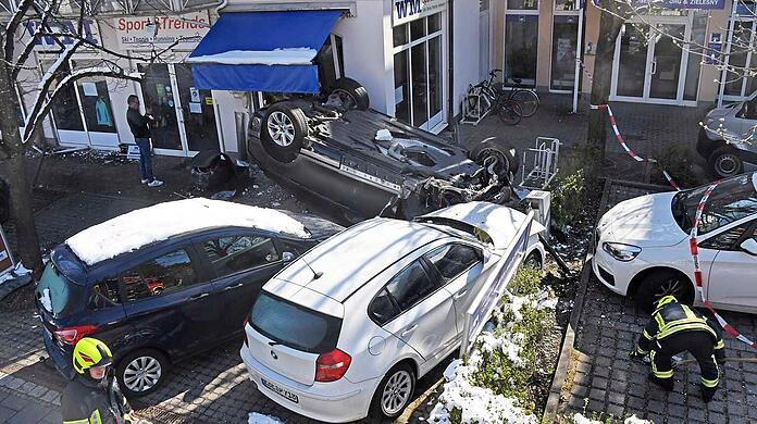 Der Range Rover hinterlässt eine Spur der Verwüstung in Vaterstetten.