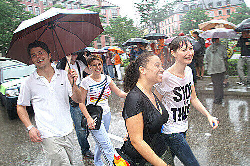 Feucht-fröhliche Szene vom Christopher Street Day am Wochenende in München