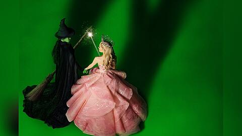 Cynthia Erivo (l.) und Ariana Grande auf einem Poster zu "Wicked".
