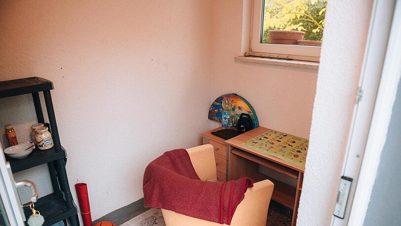 In diesem kleinen Raum hat das Mädchen nach der Schule auf seine berufstätigen Eltern gewartet. In diesem kleinen Raum hat das Mädchen nach der Schule auf seine berufstätigen Eltern gewartet.