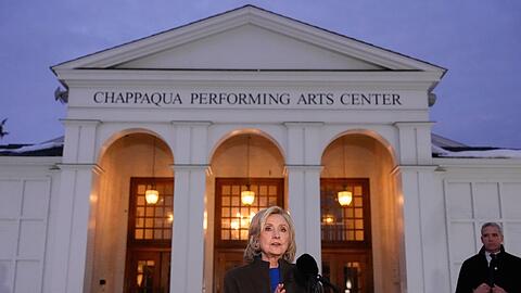 Hillary Clinton tritt nach ihrer Aussage vor einem Ausschuss des US-Kongresses im Zuge der Aufarbeitung des Epstein-Skandals vor die Presse.