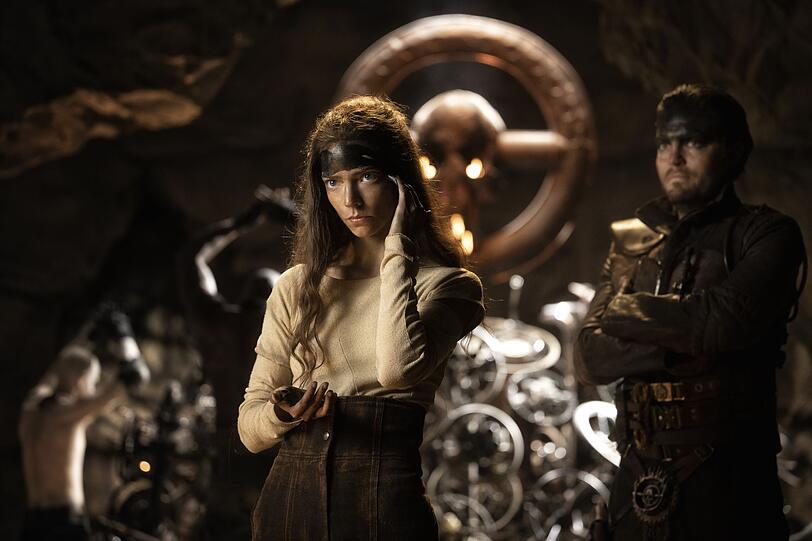 In "Furiosa: A Mad Max Saga" spielt Anna Taylor-Joy (Bild) die jüngere Version von Imperator Furiosa, die in "Mad Max: Fury Road" noch von Charlize Theron dargestellt wurde. In "Furiosa: A Mad Max Saga" spielt Anna Taylor-Joy (Bild) die jüngere Version von Imperator Furiosa, die in "Mad Max: Fury Road" noch von Charlize Theron dargestellt wurde.