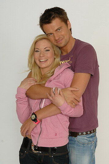 Auch ein Pärchen kommt ins Big Brother Haus: Fabienne und Timmy. Die beiden haben bereits drei Wochen nach ihrem Kennenlernen im März 2009 in Dänemark geheiratet.