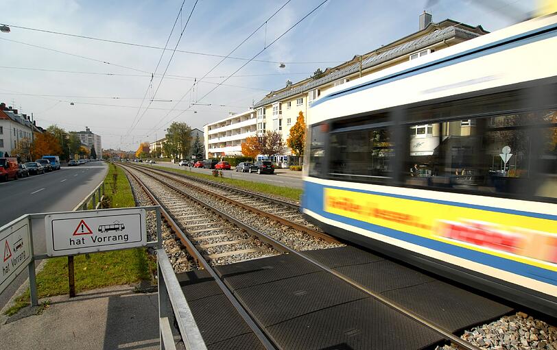 Gefahr durch Absperrungen? An diesem Trambahnübergang an der Kreillerstraße kam es schon oft zu Unfällen.