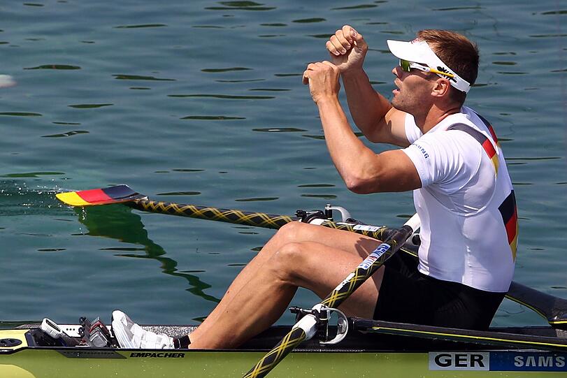 Mitfavorit Marcel Hacker hat bei der olympischen Ruder-Regatta das Halbfinale erreicht. Der Skiff-Weltmeister von 2002 fuhr am Dienstag ein starkes Rennen und musste sich nur dem Briten Alan Campbell geschlagen geben.