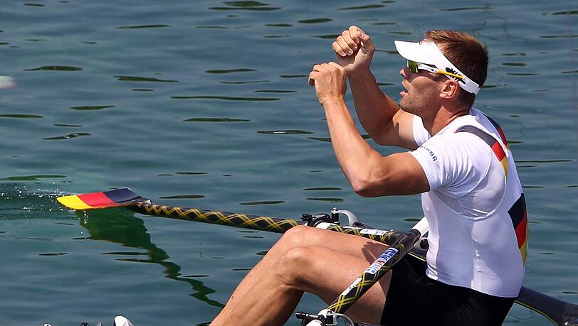 Mitfavorit Marcel Hacker hat bei der olympischen Ruder-Regatta das Halbfinale erreicht. Der Skiff-Weltmeister von 2002 fuhr am Dienstag ein starkes Rennen und musste sich nur dem Briten Alan Campbell geschlagen geben. Mitfavorit Marcel Hacker hat bei der olympischen Ruder-Regatta das Halbfinale erreicht. Der Skiff-Weltmeister von 2002 fuhr am Dienstag ein starkes Rennen und musste sich nur dem Briten Alan Campbell geschlagen geben.