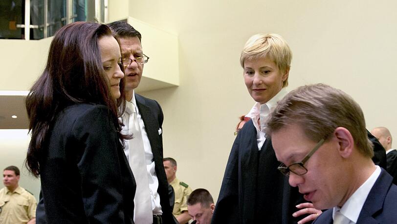 Die Angeklagte Beate Zschäpe (links) steht zum Prozessauftakt im Gerichtssaal in München und unterhält sich mit ihren Anwälten Wolfgang Stahl, Wolfgang Heer (rechts) und Anja Sturm . Die Angeklagte Beate Zschäpe (links) steht zum Prozessauftakt im Gerichtssaal in München und unterhält sich mit ihren Anwälten Wolfgang Stahl, Wolfgang Heer (rechts) und Anja Sturm .