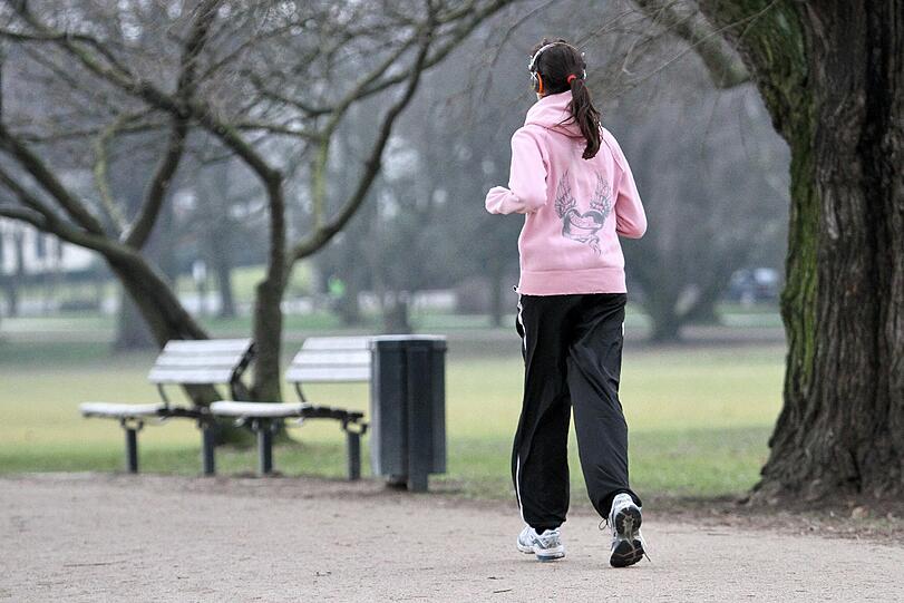 Sie wollen regelmäßig joggen gehen? Legen Sie sich abends schon die Lauf-Klamotten ans Bett!