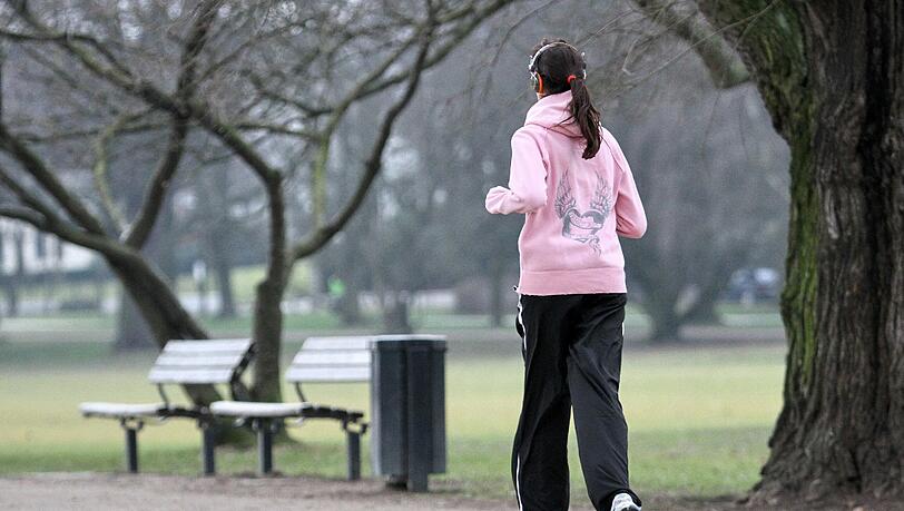 Sie wollen regelmäßig joggen gehen? Legen Sie sich abends schon die Lauf-Klamotten ans Bett! Sie wollen regelmäßig joggen gehen? Legen Sie sich abends schon die Lauf-Klamotten ans Bett!