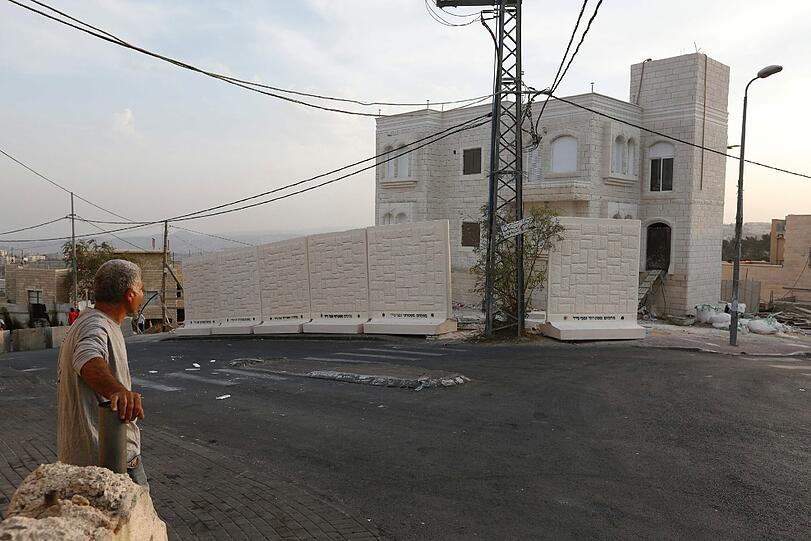 Ein Palästinenser schaut zu einer Mauer, errichtet von israelischen Streitkräften in Ost-Jerusalem nahe des arabischen Viertels Jabel Mukaber.