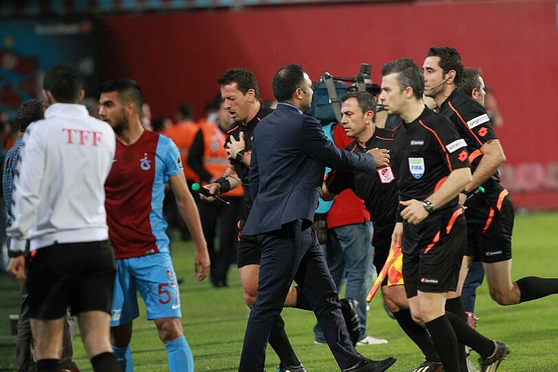 Brutaler Angriff auf einen Schiedsrichter: Nach Fan-Krawallen wurde die Partie in Trabzon kurz vor Schluss abgebrochen. Die Bilder
