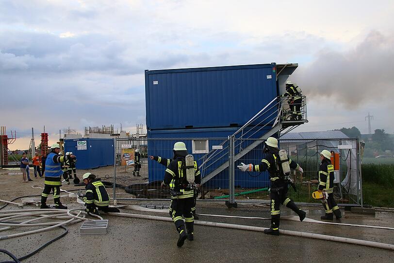Ein Wohncontainer explodiert in Obertaufkirchen. Nach einem lauten Knall lodern die Flammen. Hier die Bilder.