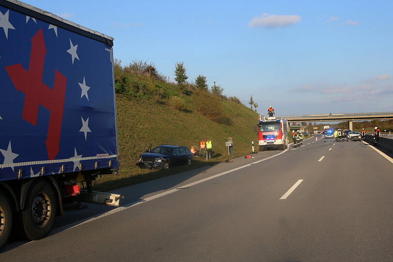 Der VW Passat konnte nicht mehr rechtzeitig bremsen und krachte in den Audi. Die A94 war nach dem Unfall kurzzeitig gesperrt.