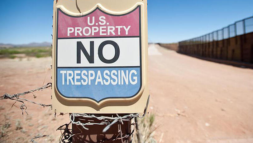US-Grenze in in Naco, Arizona: Mit einer Mauer will US-Präsident Donald Trump die illegale Einwanderung und den Drogenschmuggel stoppen. US-Grenze in in Naco, Arizona: Mit einer Mauer will US-Präsident Donald Trump die illegale Einwanderung und den Drogenschmuggel stoppen.