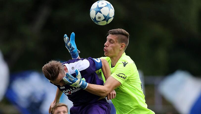 ALEXANDER STROBL NOTE 2 Durfte sein Pflichtspieldebüt feiern. Und er feierte ein starkes Debüt. Bewahrte die Löwen im Eins-gegen-Eins vor einem Rückstand, bevor er einige weitere Male zupacken musste. Einmal packte er auch (folgenlos) daneben. ALEXANDER STROBL NOTE 2 Durfte sein Pflichtspieldebüt feiern. Und er feierte ein starkes Debüt. Bewahrte die Löwen im Eins-gegen-Eins vor einem Rückstand, bevor er einige weitere Male zupacken musste. Einmal packte er auch (folgenlos) daneben.