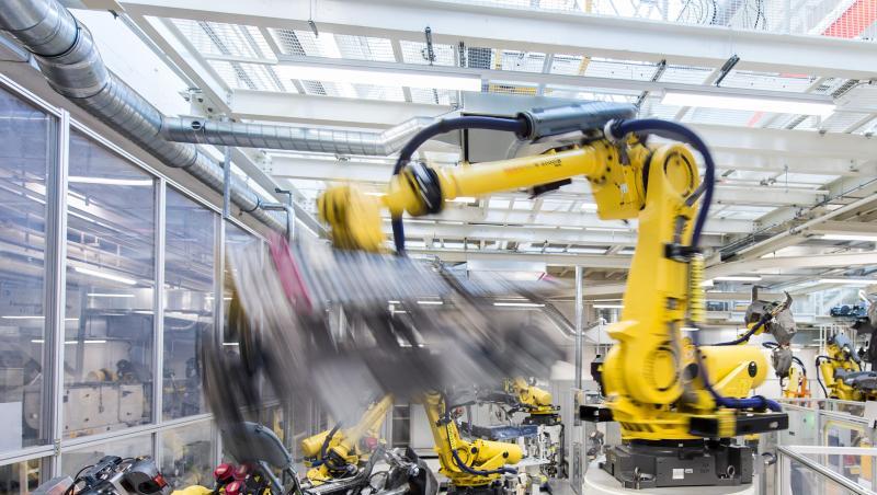 In der deutschen Industrie scheint es wieder aufwärts zu gehen: Industrieroboter schweißen in einer Volkswagen Autofabrik Teile an. In der deutschen Industrie scheint es wieder aufwärts zu gehen: Industrieroboter schweißen in einer Volkswagen Autofabrik Teile an.