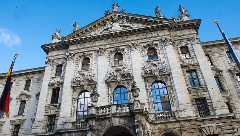 Die Frau klagte gegen den verantwortlichen Träger der Jugendhilfe, den Landkreis München, auf Schadenersatz. Die Frau klagte gegen den verantwortlichen Träger der Jugendhilfe, den Landkreis München, auf Schadenersatz.