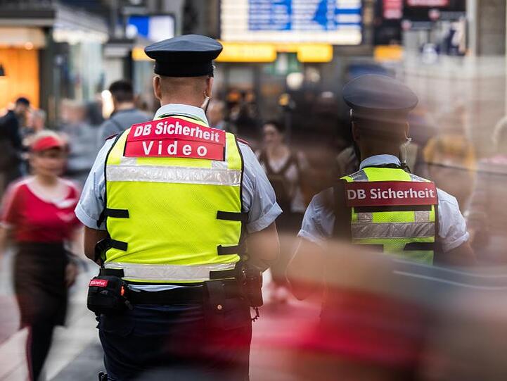 Mitarbeiter der DB-Sicherheit im Bahnhof in Frankfurt am Main. Mitarbeiter der Deutschen Bahn (DB) werden immer häufiger Opfer von gewalttätigen Angriffen.