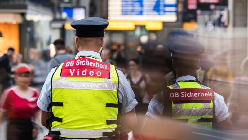Mitarbeiter der DB-Sicherheit im Bahnhof in Frankfurt am Main. Mitarbeiter der Deutschen Bahn (DB) werden immer häufiger Opfer von gewalttätigen Angriffen. Mitarbeiter der DB-Sicherheit im Bahnhof in Frankfurt am Main. Mitarbeiter der Deutschen Bahn (DB) werden immer häufiger Opfer von gewalttätigen Angriffen.