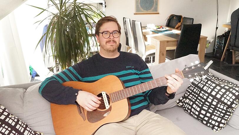 Adrian Lesch (30) ist extra in eine größere Wohnung gezogen, um mit seiner Freundin zusammenziehen zu können. Und nun können sich die beiden nicht einmal besuchen.