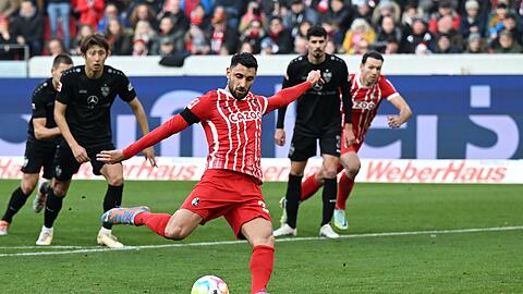 Freiburgs Vincenzo Grifo verwandelt einen Strafstoß zum 1:1.