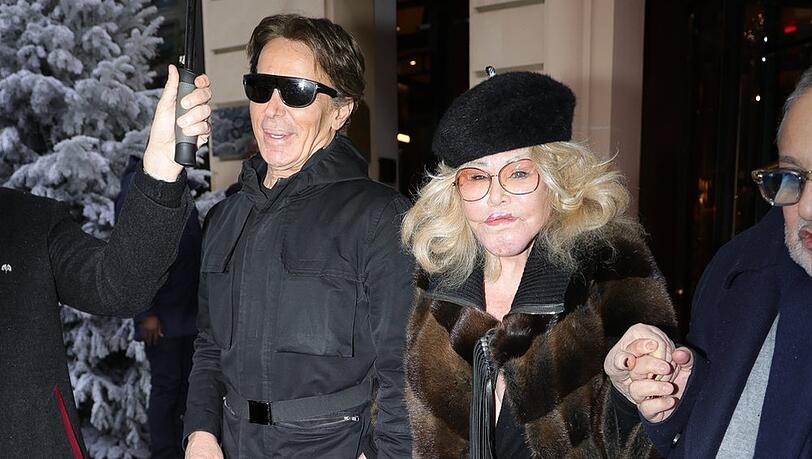Jocelyn Wildenstein und Lloyd Klein wurden in Paris vor dem F&uuml;nf-Sterne-Hotel "Le Royal Monceau" fotografiert.