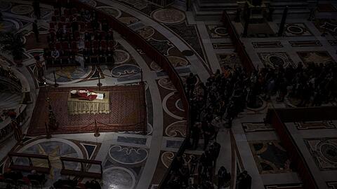 Zuletzt war der emeritierte Papst Benedikt XVI. im Januar 2023 im Petersdom öffentlich aufgebahrt. (Archivbild)