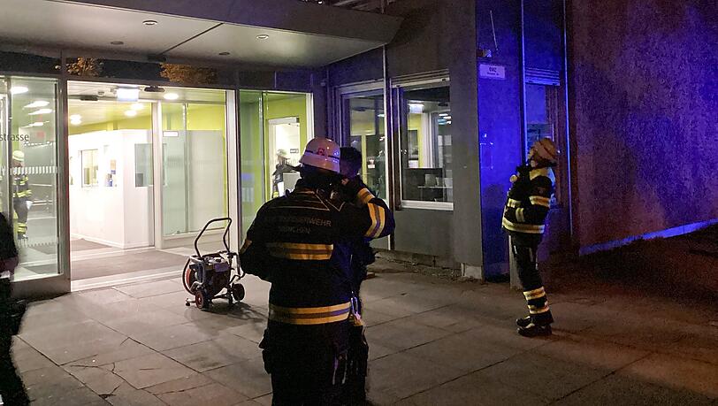 Eine Vielzahl an Feuerwehr- und Rettungskräften rückte wegen eines Brandes in einem Wohnheim aus.