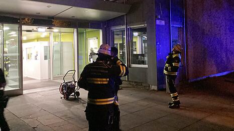 Eine Vielzahl an Feuerwehr- und Rettungskräften rückte wegen eines Brandes in einem Wohnheim aus.