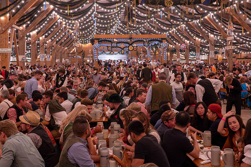 Das Festzelt Tradition ist das größte Zelt auf der Oidn Wiesn.