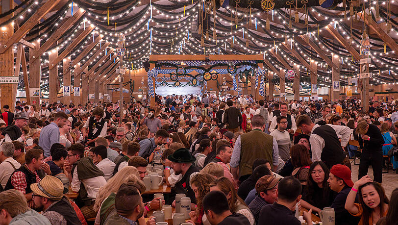 Das Festzelt Tradition ist das größte Zelt auf der Oidn Wiesn.